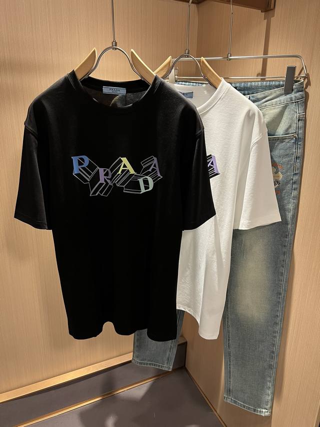 P180 Prad*A普*达春夏新款男女同款短袖T恤，最新款全网独家首上！！~既经典有时尚百搭，谁不爱啊，将经典再次展现，非常的耐看，自带低奢光环与辨识度！Pr