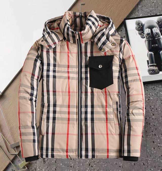 P790 巴宝莉 官网款新款羽绒服。这款号称羽绒服届最高端的，全部90绒的三标齐全带着经典的Logo组合搭配，第一眼看到就是满满的视觉冲击，保暖性能更出色，轻便