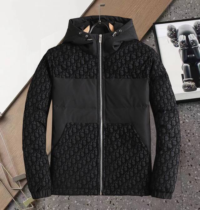 P790 迪奥 官网款新款羽绒服。这款号称羽绒服届最高端的，全部90绒的三标齐全带着经典的Logo组合搭配，第一眼看到就是满满的视觉冲击，保暖性能更出色，轻便不