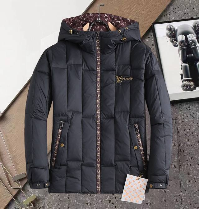 P790 路易威登Lv 官网款新款羽绒服。这款号称羽绒服届最高端的，全部90绒的三标齐全带着经典的Logo组合搭配，第一眼看到就是满满的视觉冲击，保暖性能更出色