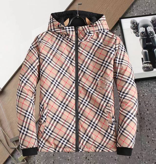 P620 巴宝莉 三标齐全 新款棉服加棉加厚夹克外套，秀场新品品相非常完美，舒适保暖，色泽饱满诱人，非常出彩的设计，轻松将时髦感进阶，做工极为考究严谨，走线工整