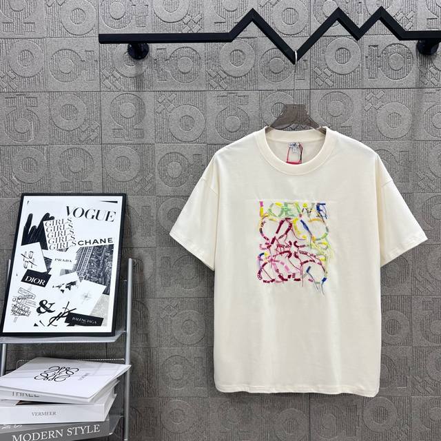 120 Loewe 罗意威 彩色流苏绣花 Logo精致升级，灵感源自八十年代复古 原版面料 官方同款 短袖T恤 定制260克同缸染面料 手感非常舒服 春夏最新砖