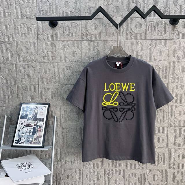 120 Loewe 罗意威 精工拼色字母Logo刺绣 精致升级，灵感源自八十年代复古 原版面料 官方同款 短袖T恤 定制同缸染面料 手感非常舒服 春夏最新砖柜同