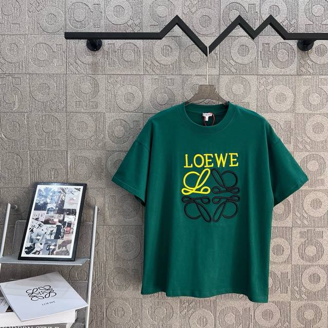120 Loewe 罗意威 精工拼色字母Logo刺绣 精致升级，灵感源自八十年代复古 原版面料 官方同款 短袖T恤 定制同缸染面料 手感非常舒服 春夏最新砖柜同