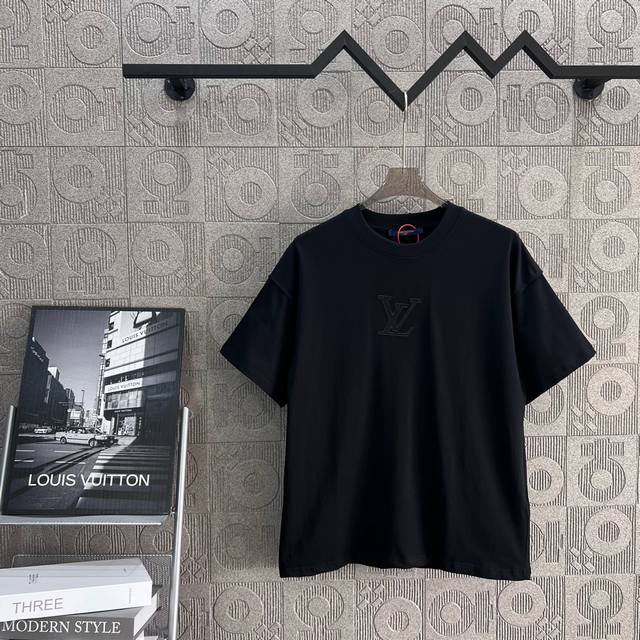 120 Louis Vuitton 路易威登 同色字母刺绣 大Logo标识精致升级，灵感源自八十年代复古 原版面料 官方同款 短袖T恤 同缸染面料 手感非常舒服