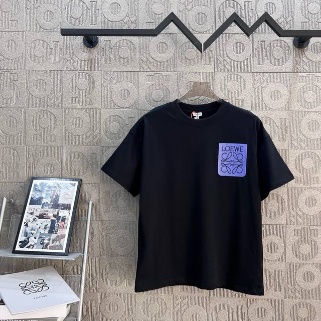 120 Loewe 罗意威 字母假口袋 刺绣 大Logo精致升级，灵感源自八十年代复古 原版面料 官方同款 短袖T恤 定制260克同缸染面料 手感非常舒服 春夏
