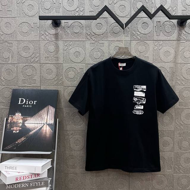 120 Dior迪奥 勋章植绒 Logo标识精致升级，灵感源自八十年代复古 原版面料 官方同款 短袖T恤 定制260克同缸染面料 手感非常舒服 春夏砖柜同步 时