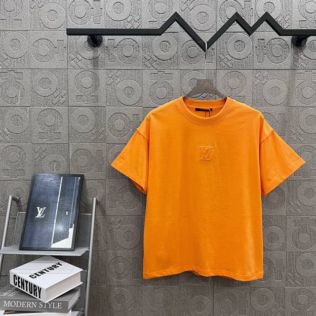 120 Louis Vuitton 路易威登 立体凹凸压印压花短袖 Logo标识精致升级，灵感源自八十年代复古 原版面料 官方同款 短袖T恤 同缸染面料 手感非
