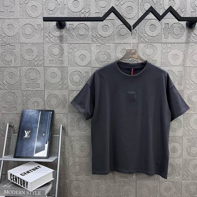 120 Louis Vuitton 路易威登 立体凹凸压印压花短袖 Logo标识精致升级，灵感源自八十年代复古 原版面料 官方同款 短袖T恤 同缸染面料 手感非