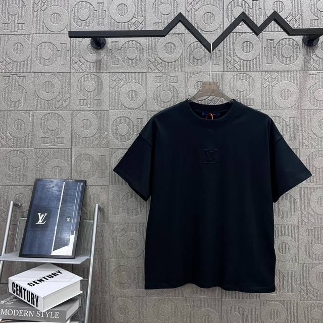 120 Louis Vuitton 路易威登 立体凹凸压印压花短袖 Logo标识精致升级，灵感源自八十年代复古 原版面料 官方同款 短袖T恤 同缸染面料 手感非