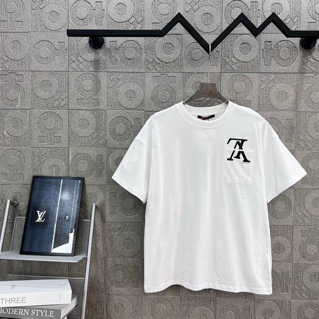 120 Louis Vuitton 路易威登 口袋倒字母印花 标识精致升级，灵感源自八十年代复古 原版面料 官方同款 短袖T恤 同缸染面料 手感非常舒服 最新砖
