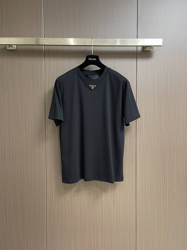 220 Prada 胸前三角标短袖T恤，定制40支单纱平纹针织布 配套1*1无根螺纹 标志性的涂珐琅金属三角形徽标点缀正面 经典时尚 大方气质 把优雅风展露的一