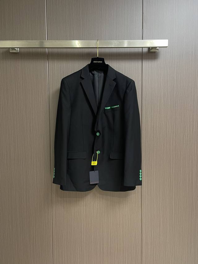 整套830 可拆卖 单西服570 西裤310 Lv 2025Ss早春新款西装外套西裤套装，黑色西装口袋定制绿色布Logo彰显奢华 手袖品牌标志性绿色标识Logo