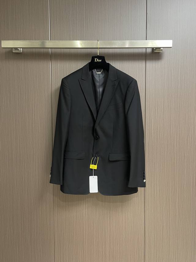 整套870 可拆卖 单西服610 西裤310 Dior 2025Ss早春新款翻领西装外套西裤套装，面料超高密度且精细轻薄，质地挺刮细腻，并具备良好的免烫抗皱功能