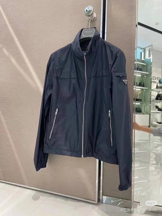 #Huan P390 8957 Prd 普拉达 25年春夏官网最新款立领外套 秀场新品，专柜可循环再生尼龙面料。上身有质感，任意洗涤不变形 ，顶级设计师巨作，原