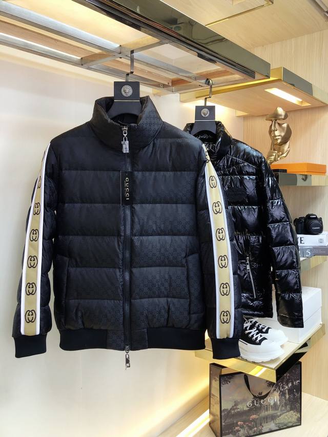 #Sdi P520古奇 官网秋冬最新款羽绒服外套，原单狠货！秀场新品，内里标准90%白鹅绒填充，轻薄保暖效果超棒！极具设计感又实穿的一款 非常漂亮！原版五金，极