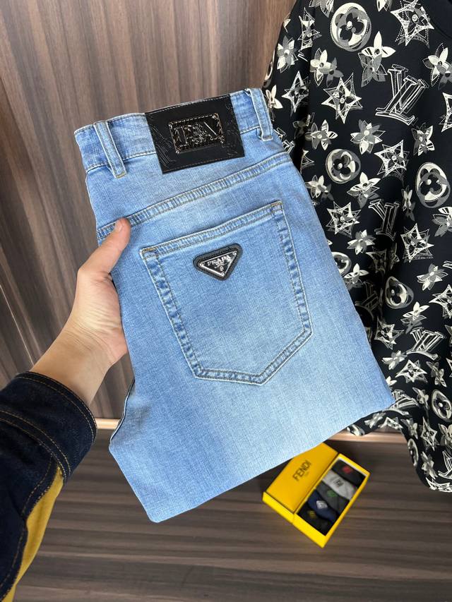 P210 普拉达 阔腿裤 新款来袭2630新春爆款新品 专柜有售 实体店极品牛仔裤专柜原版1:1好货，适合各个年龄段。市场最高版本的欧洲进口面料。舒适柔软亲肤，