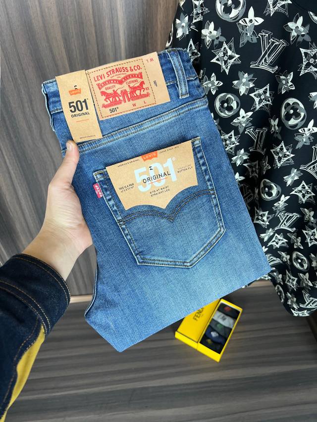 P210 李维斯 新款来袭2630新春爆款新品 专柜有售 实体店极品牛仔裤专柜原版1:1好货，适合各个年龄段。市场最高版本的欧洲进口面料。舒适柔软亲肤，上身效果