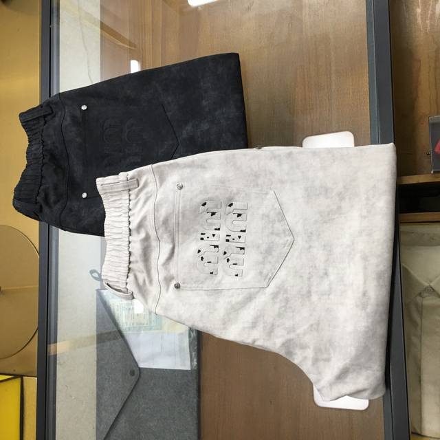 新品休闲裤 P270 Miu Miu 2025新款高端品质休闲裤！官网同步发售。品牌经典Logo休闲裤 ，定制面料，舒适度极好，手触感强烈。辨识度极高，完美品相