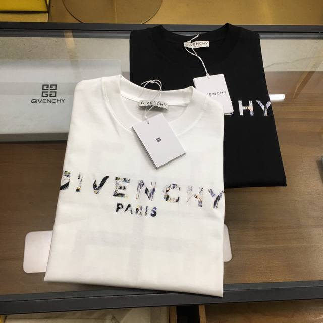新品 P230 Gvc... 2025春夏首发专柜最新款短袖圆领T恤 高端订制 设计前卫时尚！品牌Logo重工艺设计 高端定制丝光云朵棉面料.手感柔软.穿着舒适