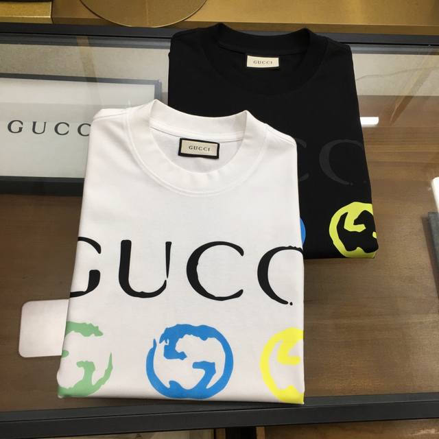 新品潮牌 P200 Gu.Ci 2025新款潮牌短袖T恤 版型微阔 意大利时尚界的宠儿！ 男士短袖！材质用料讲究的同时 整体的设计颇具时尚感 今天推荐他家百搭经