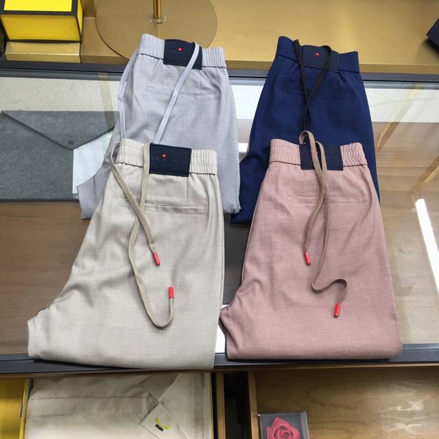 新品 裤子 P290 Kiton 2025 顶级品质 专柜官网同步发售！辅料全部原版定制出品，贸易公司真品订单。高级定制进口面料，以天然植物纖維提炼出来，比一般