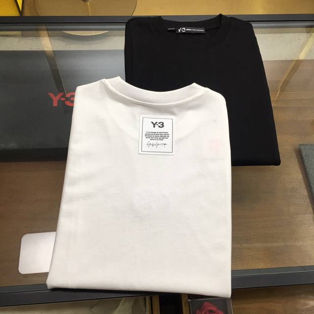 新品 P200 Y-3 Xs-Xl下单报身高体重 25春夏季新款短袖圆领T恤衫 材质讲究整体的设计颇具时尚感 今天推荐他家百搭经典款 胸前品牌Logo设计 采用