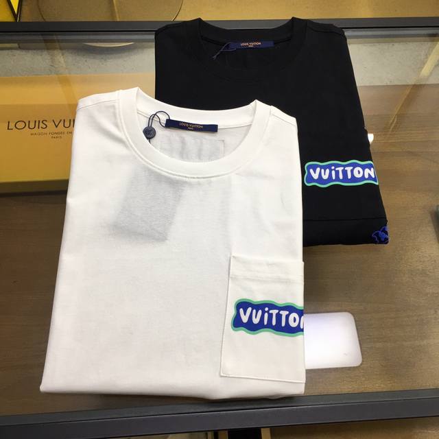 新品 P200 L.V... 下单报身高体重S-2Xl 25春夏季新款短袖圆领T恤衫 材质讲究整体的设计颇具时尚感 今天推荐他家百搭经典款 胸前品牌Logo设计