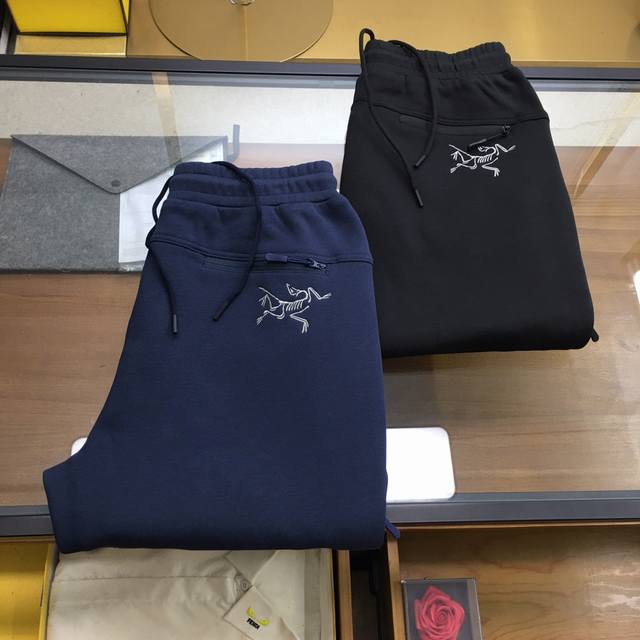 新品 P220 始祖 2550 Aw 最新户外鸟绒绒系列长裤 独家定制原原级自发热一体绒面料，秋冬季温暖舒适，款式与功能完美融合前后幅结构性尼龙功能拉链袋与标志