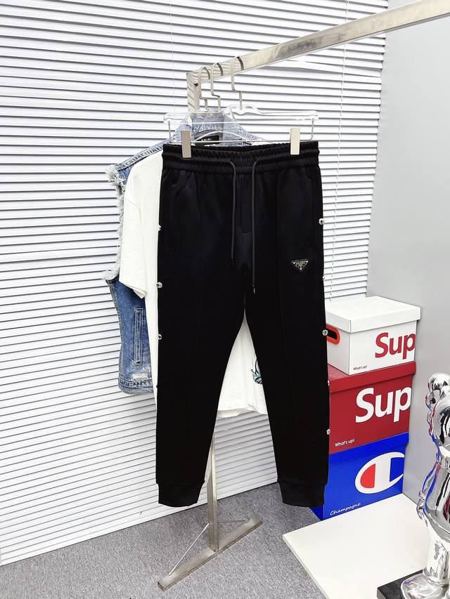 P230 Prada 普拉达 顶级货品2025新春新款休闲裤！官网同步发售。品牌经典Logo休闲裤 ，定制面料，舒适度极好，手触感强烈。辨识度极高，完美品相工艺
