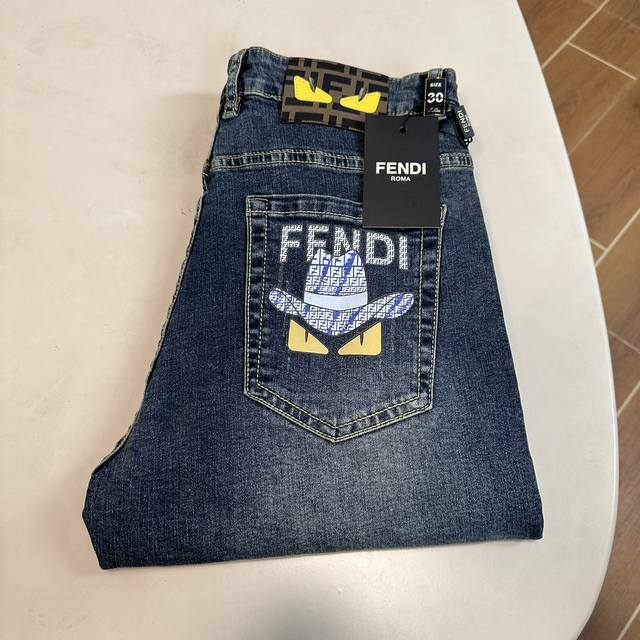 P250 Fd芬迪 独家专供新款 牛仔裤，高端版本！专柜定制面料 透气舒适度高，细节无可挑剔，品牌元素设计理念，体现高品质。手感细腻柔软！呈现休闲裁剪，上身版型