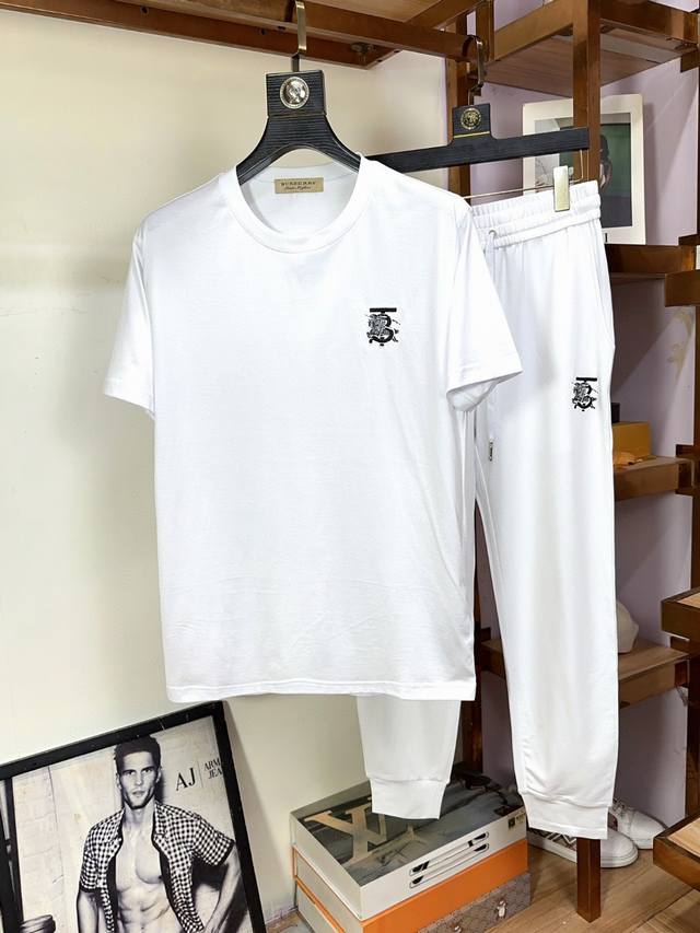 #Mos P400 Burberry 巴宝莉 春夏最新款时尚百搭短袖长裤套装，经典设计短袖T恤短裤套装，定制丝光棉面料，手感柔软，穿着舒适，做工精细.上身效果无