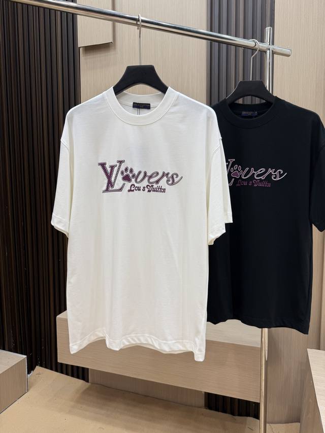 #Mo 放货价220 Lv 2025夏季最新品，专柜同步有售，原单狠货，时尚休闲圆领短袖T恤，采用进口原版面料，舒适透气，顶级印花工艺字母图案装饰Logo，上身