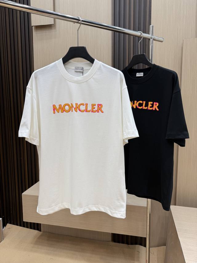 #Mo 放货价220 Moncler 2025夏季最新品，专柜同步有售，原单狠货，时尚休闲圆领短袖T恤，采用进口原版面料，舒适透气，顶级印花工艺字母图案装饰Lo