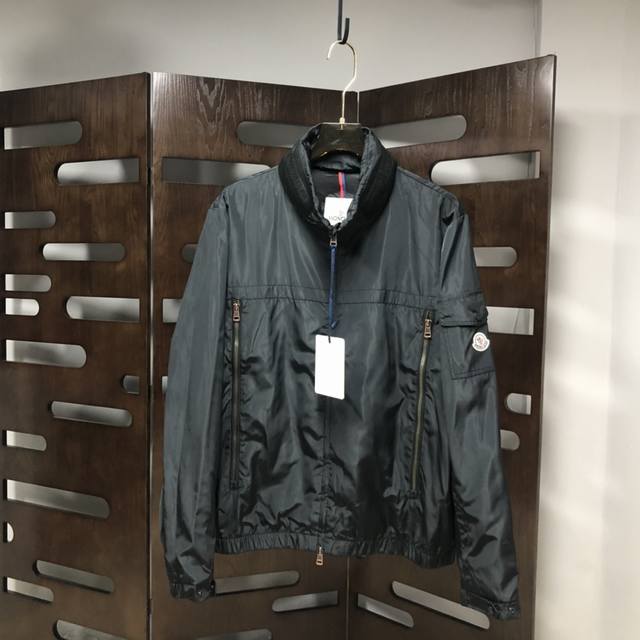 #Qiu P400Moncler 蒙口 春夏新款男女同款夹克外套，品牌最新设计素！既不单调也不复杂,恰到好处的展现品味！客供定制进口聚酯纤维面料！面料独具的高奢
