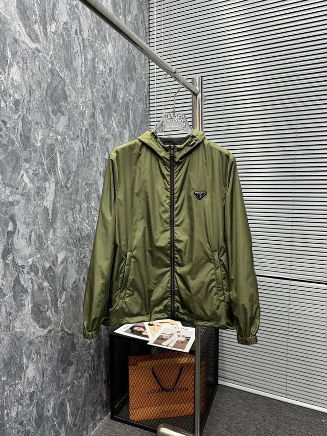 P390，Prada 普拉达，2025春季最新品，专柜同步有售，时尚休闲连帽外套，进口原版面料，做工极为复杂，唯一可以做代购级别的渠道狠货，顶级印胶工艺字母图案