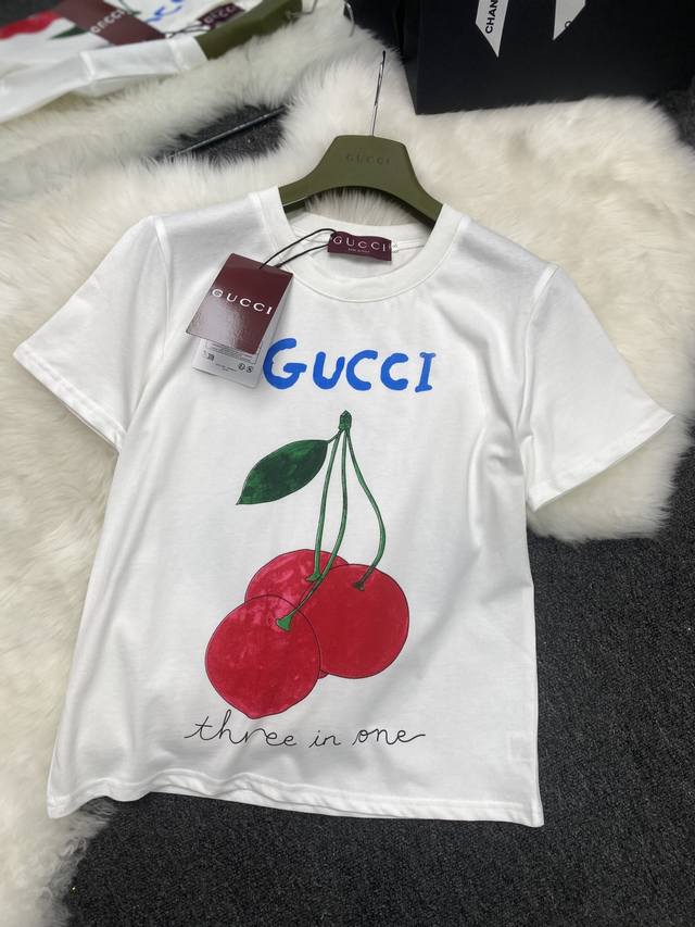 Qx.8094 P180 Gucci2025新款樱桃卡通印花短袖T恤，定制Yb原生全棉材质 透气舒适 质感十足 修身T恤裁剪 凸显品牌格调 采用克重纯棉制成 略
