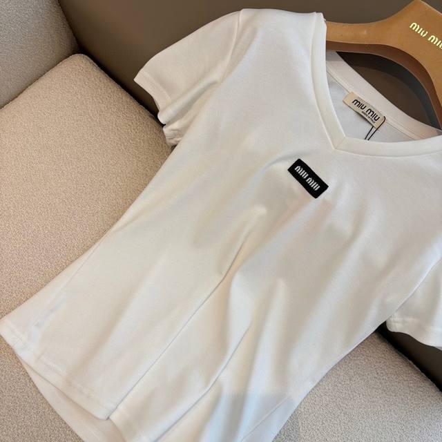 Qx.8081 P18025Ss新款短袖Tee 夏日度假必备的单品！干净利落V领轻轻松松就能让你颜值开挂修身的版型上身完美展现优美的曲线！修身版型日常无论搭配短