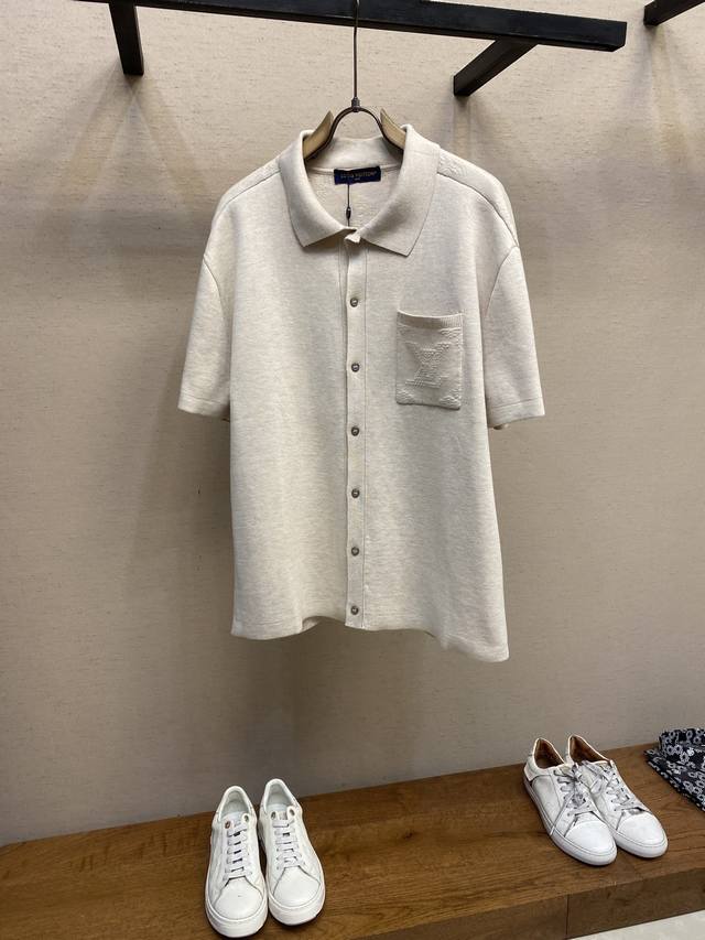 P380 1V 25Ss春夏秀场新款柔和色调，为棉质针织融入 Safari Monogram 图案，呈现别致压纹效果。轻盈设计成就春日佳选，可为日常造型注入考究