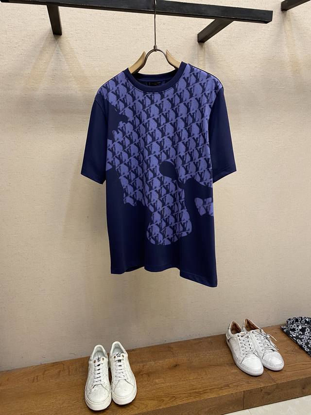 P2701V、24早秋新款~V老花地图涂鸦蓝色短袖T恤 渠道限定新款，男女同款时髦吸睛老花Tee 全新演绎经典老花Logo元素，带来更强的视觉感观享受！客供针织
