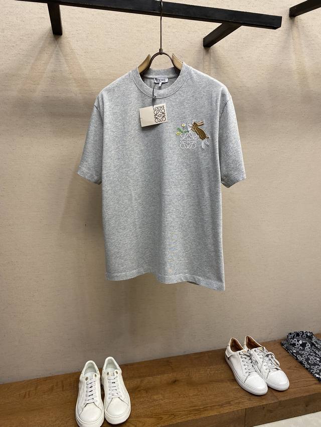 P270 复刻 Loewe、罗*威 印花 刺绣玉兔字母 纯棉成衣洗水 这件T恤我可以穿到天荒地老 经典款T恤永不过时，爱了爱了Oversize宽松版型好酷，搭配