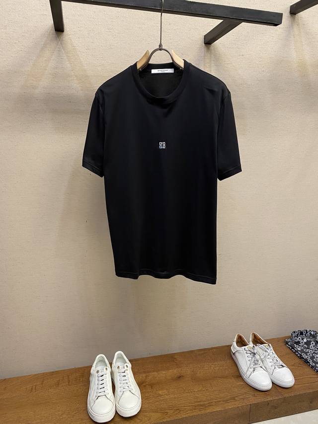 P250Givenchy、25Ss新款刺绣Logo短袖 新款短袖Yyds 日常出门闭眼搭 定制丝光弹力棉面料 舒适感极佳 搭配双层织物圆领口 衣袖和下摆 简简单