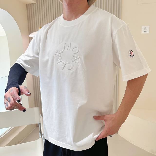P200 Mon* 顶级货品2025春夏新款首发专柜最新款短袖圆领T恤 高端订制 设计前卫时尚！品牌Logo重工艺设计 高端定制260克面料.手感柔软.穿着舒适