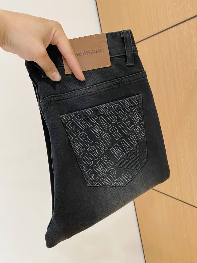 P250 Armani阿玛尼 2025新品男士牛仔裤 面料弹性好。独家发售 官网同步 时尚优雅 重工艺设计。采用原色酵母水洗工艺 精选进口重磅丹宁牛仔面料 配专