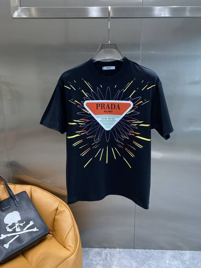 P210 普家 Prada炸裂T恤，时尚圈的独特风景 Prada这两件T恤太绝啦！白色款清新，黑色款酷炫。胸前标志性的三角标周围，放射状线条似烟花绽放，极具视觉