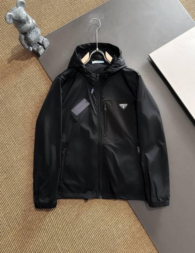 P330 Prada 经典款机能休闲外套拉链防水设计、普拉达防晒面料和谐又时尚没有违和感、亚太地区订单台湾外贸公司原单货产地意大利、材质精致细腻似乎是普拉达专利