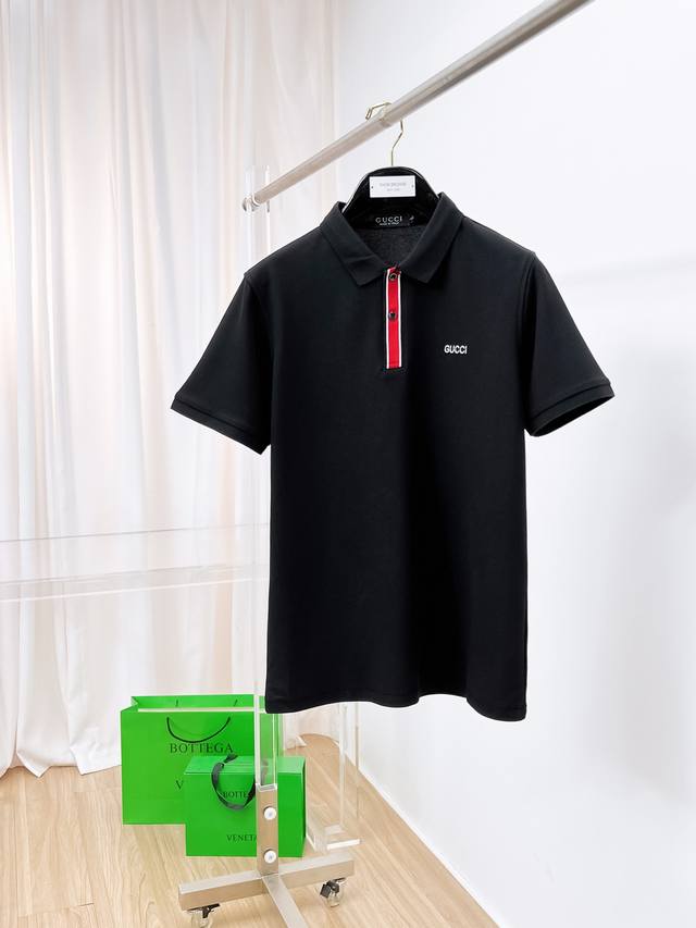 P210 Gucci 古奇 2025 夏季新款男士翻领Polo衫，解锁意式优雅。领口设计是整件短袖的点睛之笔，简约线条勾勒出利落造型，标志性品牌Logo以精致的