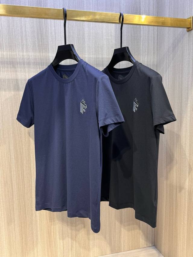 P210 F家 芬迪 2025春夏最新Ff绣标男士圆领T恤衫，胸前全新的“Ff”刺绣徽标，采用3D立体刺绣，饱满有型，搭配奢华银色饰边 高端重工的高周波工艺 ，