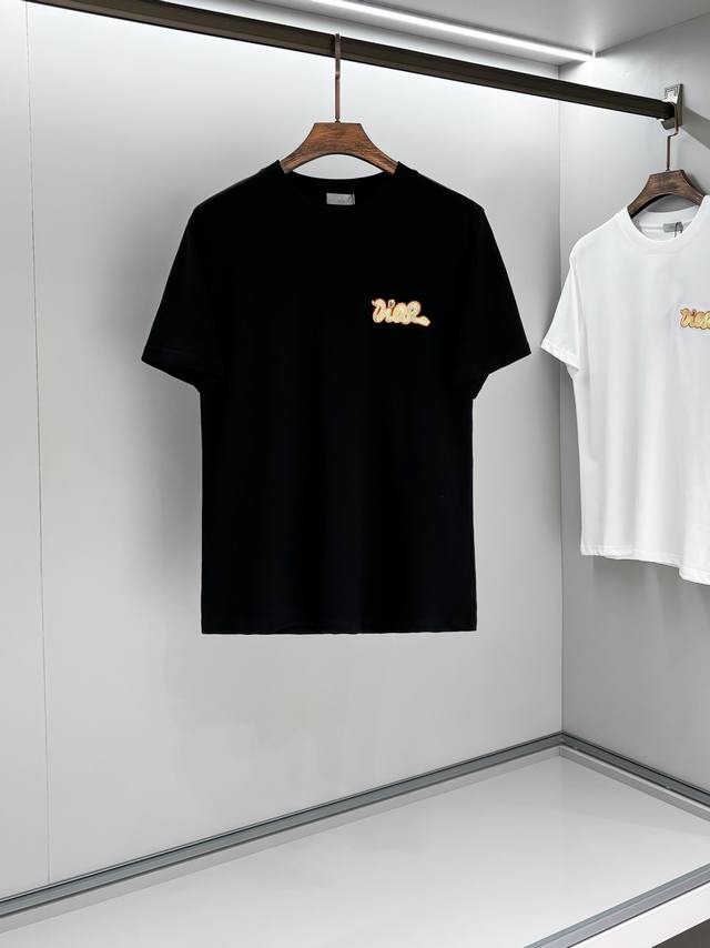 P250 Dior 迪奥 25Ss夏季新款圆领短袖T恤！280克重磅高端纯棉面料，手感质感都极完美！修身裁剪设计干净利落！时尚又好看！走线做工非常精致！版型效果