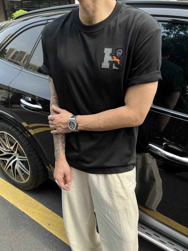 230。哇哦！H家春夏新款短袖太绝~贴皮刺绣精致感爆棚，圆领简约，薄款超适合春夏。男士休闲商务都能穿，百搭半袖，轻松打造潮流感。 颜色：黑、白 码数：Xs-L
